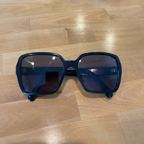 CHANEL 5408 black sunglasses! Sold out. - Picture 2 of 6